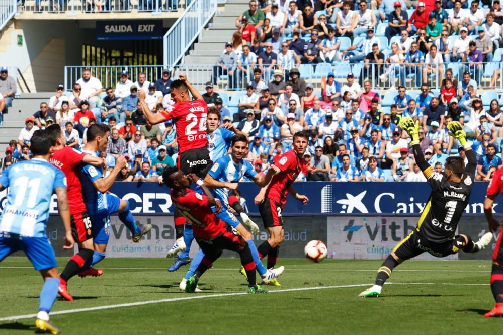 Un tanto de Leo Suárez a cinco minutos del final le da la victoria y los tres puntos al RCD Mallorca en su visita a La Rosaleda, en un duelo de aspirantes al ascenso a Primera División que comenzaban la jornada empatados a puntos.