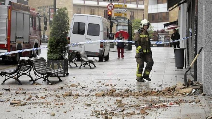 Fallece una mujer en Oviedo al caerle un trozo de cornisa