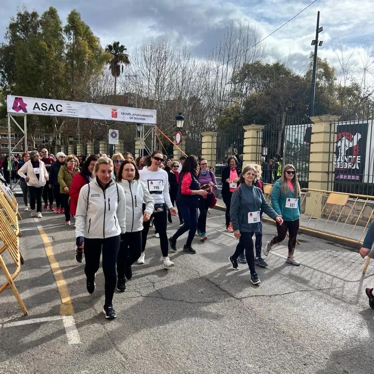 La marcha contra el cáncer contó con una alta participación.