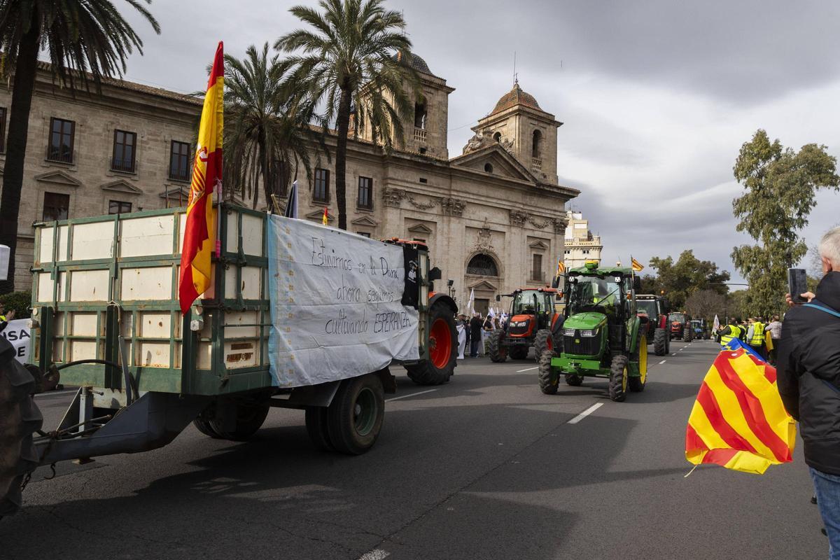 Un momento de la protesta de los agriculores, convocados por Unaspi, este pasado lunes en la Delegación del Gobierno.