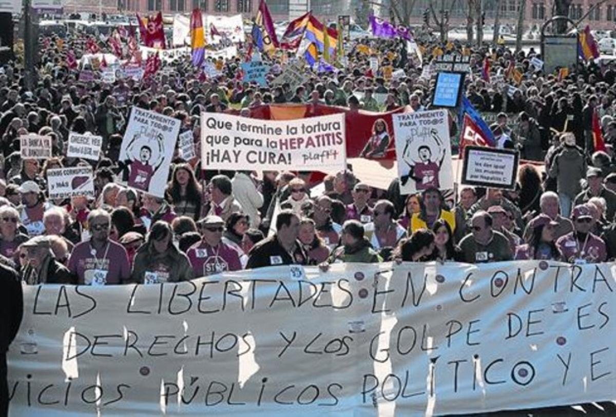 Algunes de les persones que es van manifestar ahir a Madrid, durant el recorregut de la protesta.