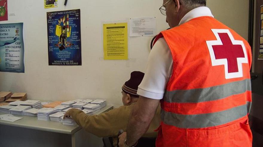 Cruz Roja acompaña a votar a una treintena  de personas