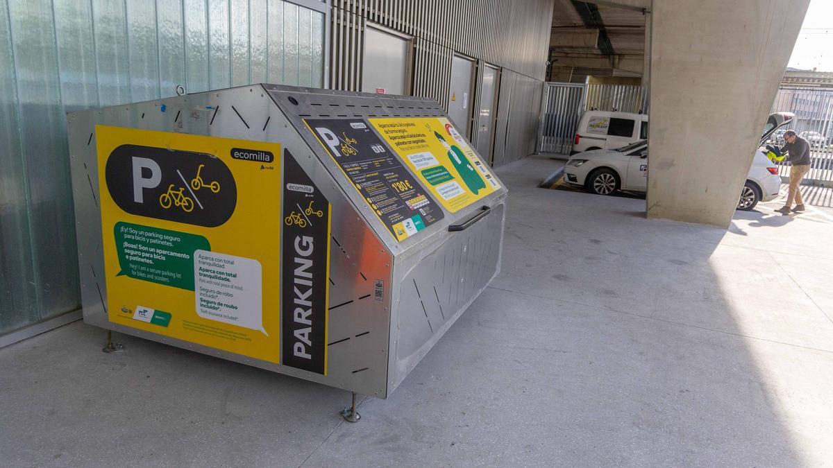 La estación de Santiago de Compostela-Daniel Castelao estrena aparcamiento seguro para bicicletas y patinetes