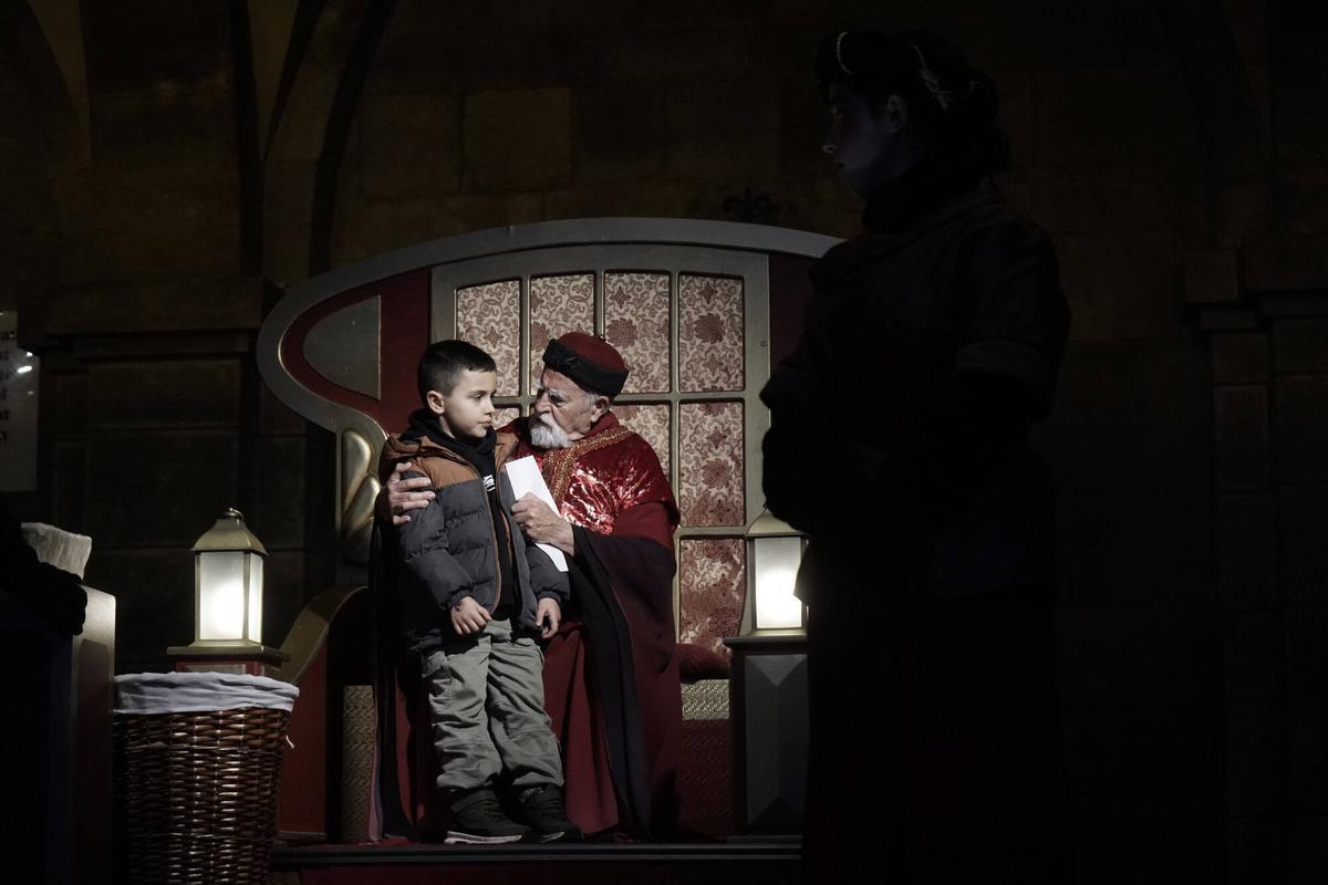 Totes les fotos dels infants de Manresa donant la carta al Príncep Assuan