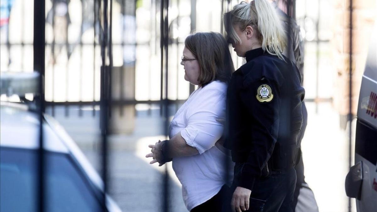 Elizabeth Wettlaufer, escoltada por la policia a la entrada del Tribunal Provincial de Woodstock.