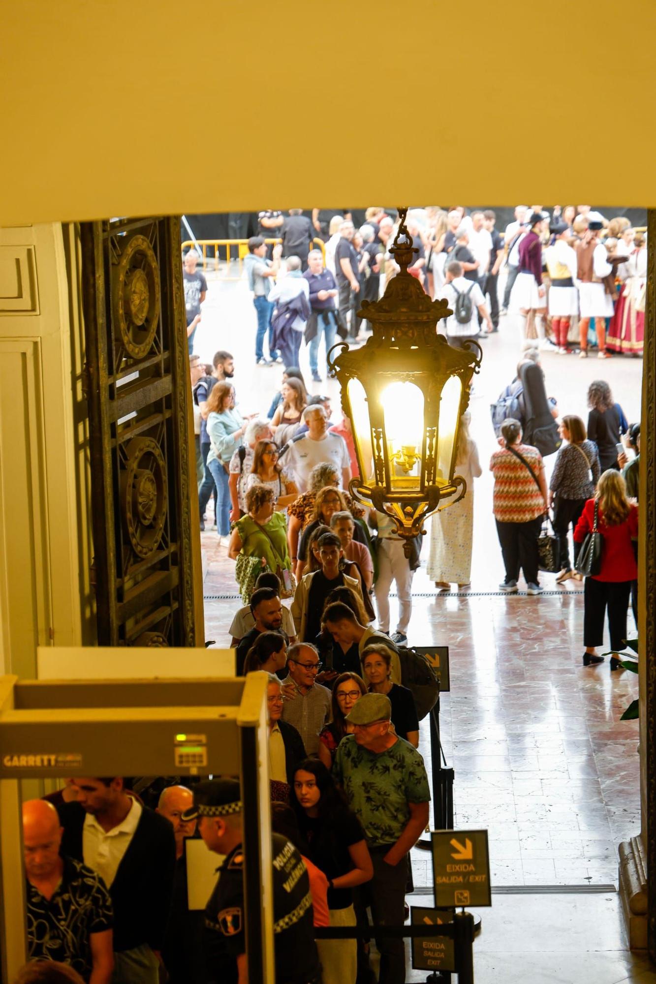 El centro se llena en vísperas del Nou d'Octubre para ver la Senyera