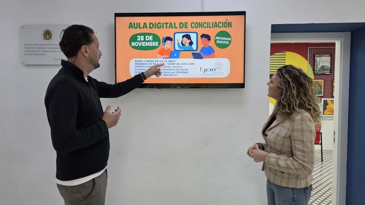 Los ediles de Juventud (i.) y Festejos (d.) presentaban la iniciativa.