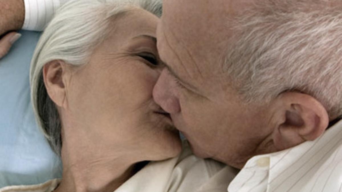 Beso entre dos personas de edad.