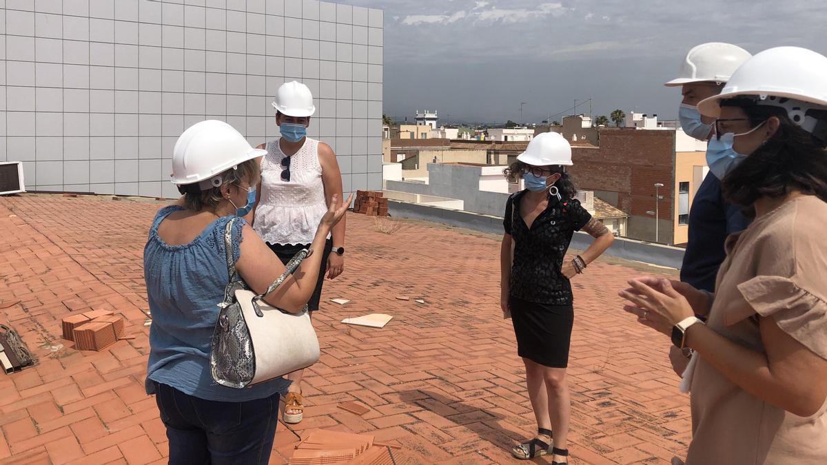 La alcaldesa, Esther Lara (i), durante una visita a la terraza de la Casa de Cultura.