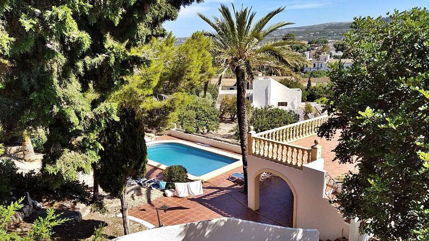 La casa con piscina, jardín y doce habitaciones, ahora invadida por los «okupas».