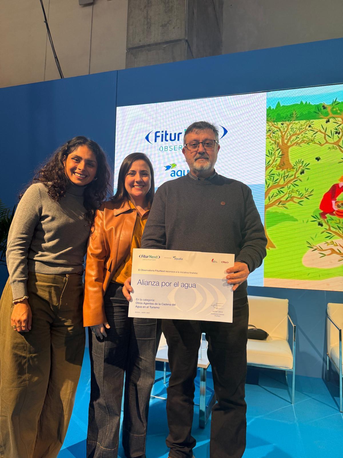 Miembros de la Alianza en Madrid reciben el diploma acreditativo del premio.
