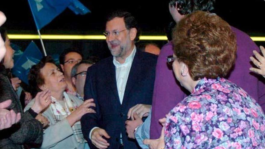 Mariano Rajoy es aclamado por simpatizantes ayer en su visita a Badajoz.