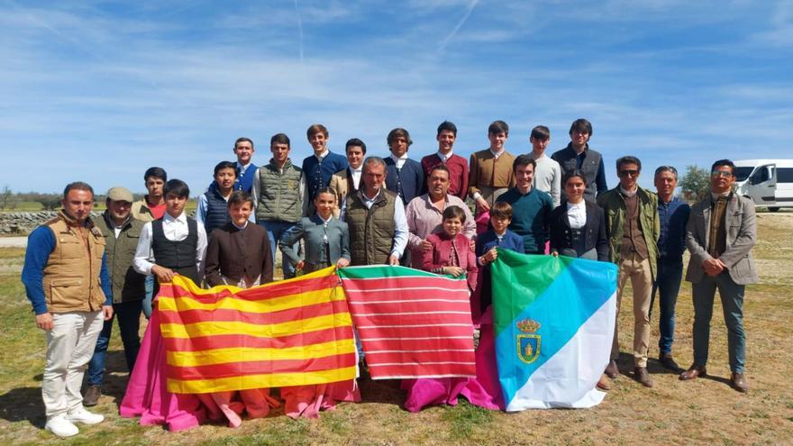 Alumnos, ganaderos, profesionales y aficionados participantes en las jornadas de convivencia. |