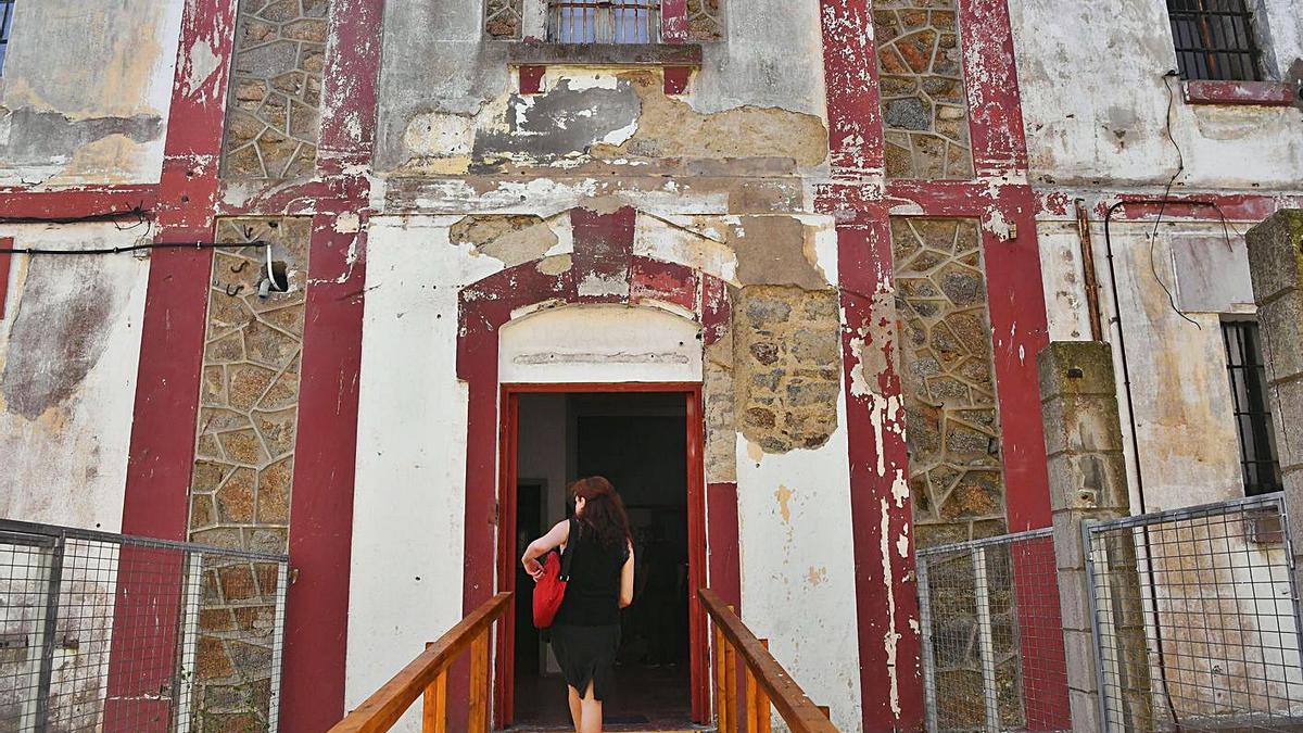 Una mujer entra en la antigua prisión durante su apertura en 2018. |   // CARLOS PARDELLAS