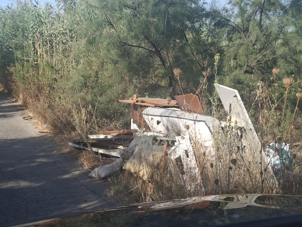Restos de muebles y un colchón en los márgenes de las calzadas