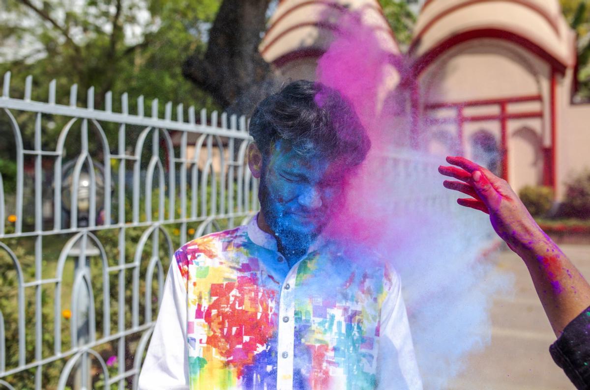 Celebración del Holi en el templo nacional Dhakeshwari, en Dhaka, Bangladesh