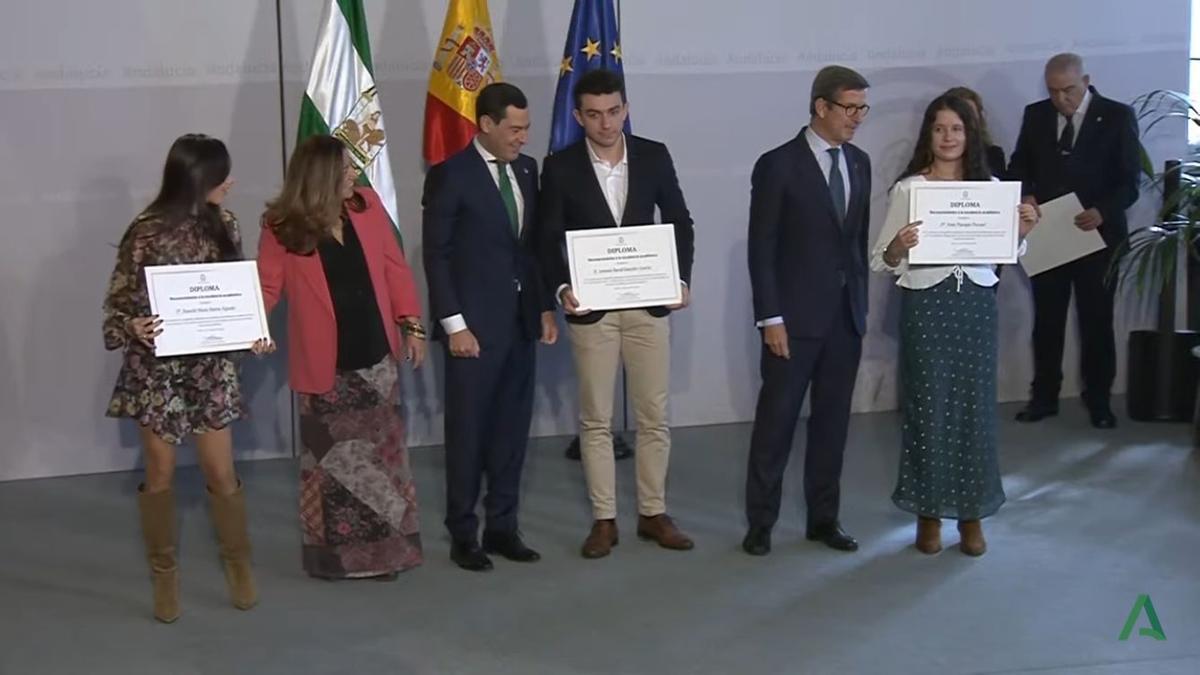 David González recibe el premio a mejor expediente académico en el Palacio de San Telmo.
