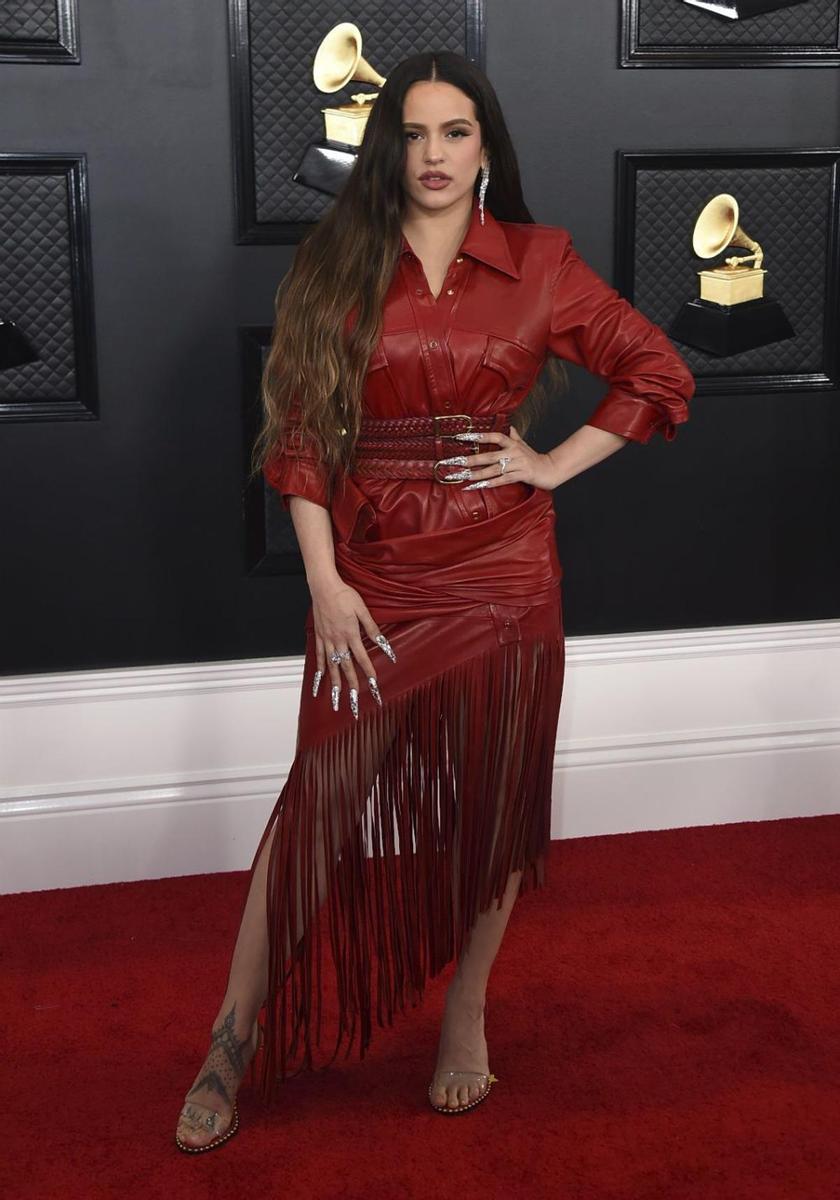 Rosalía en la alfombra roja de los Grammy con un vestido de cuero rojo rematado con flecos de Alexander Wang