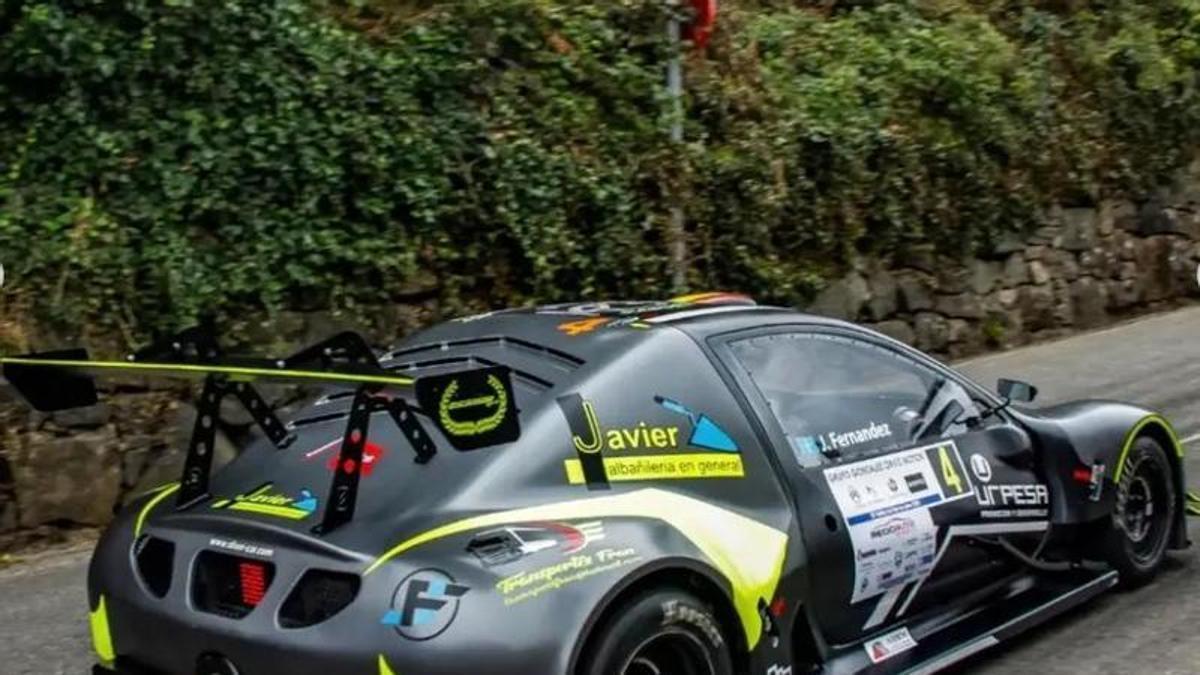 El coche de Javier Fernández, con el logo de la Asociación Asturiana de Esclerosis Múltiple bajo la puerta del copiloto
