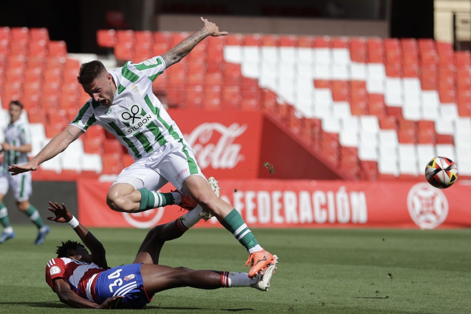 Recreativo Granada-Córdoba CF: las imágenes del partido en Los Cármenes