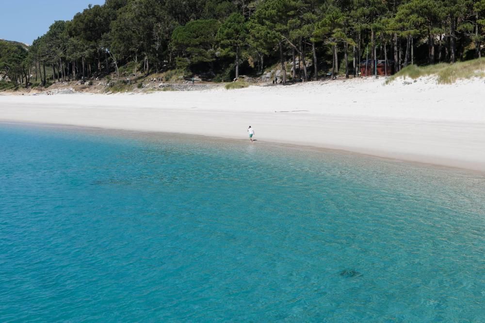 Cíes recibe a los primeros visitantes desde Vigo y Cangas. // Alba Villar | Santos Álvarez