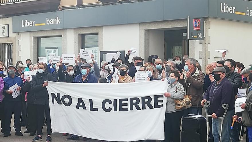 Navas del Madroño protesta por el cierre de su única oficina bancaria