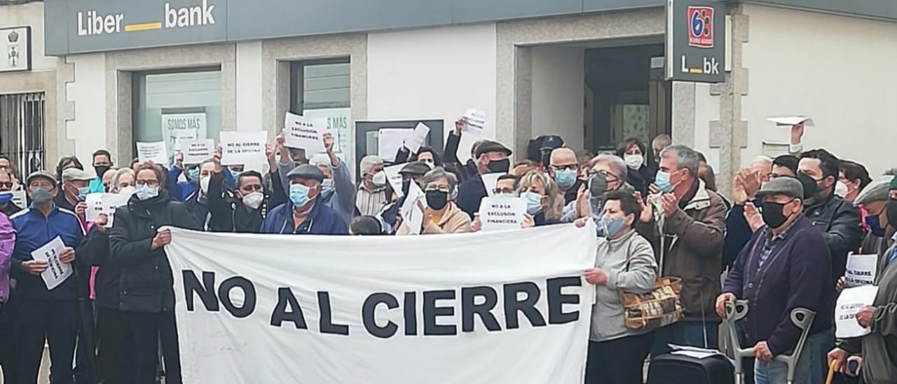 Vecinos y representantes políticos muestran su rechazo al cierre de la sucursal.