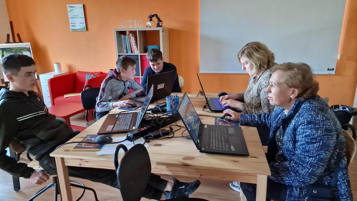Participantes del aula intergeneracional revisando e incorporando los recursos hídricos del Valle. Transferencia de conocimiento en doble sentido: los jóvenes aportan tecnología y los mayores conocimientos del territorio