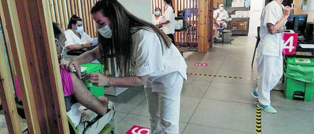 Balears presenta una de las tasas de vacunación más bajas del Estado. | MANU MIELNIEZUK