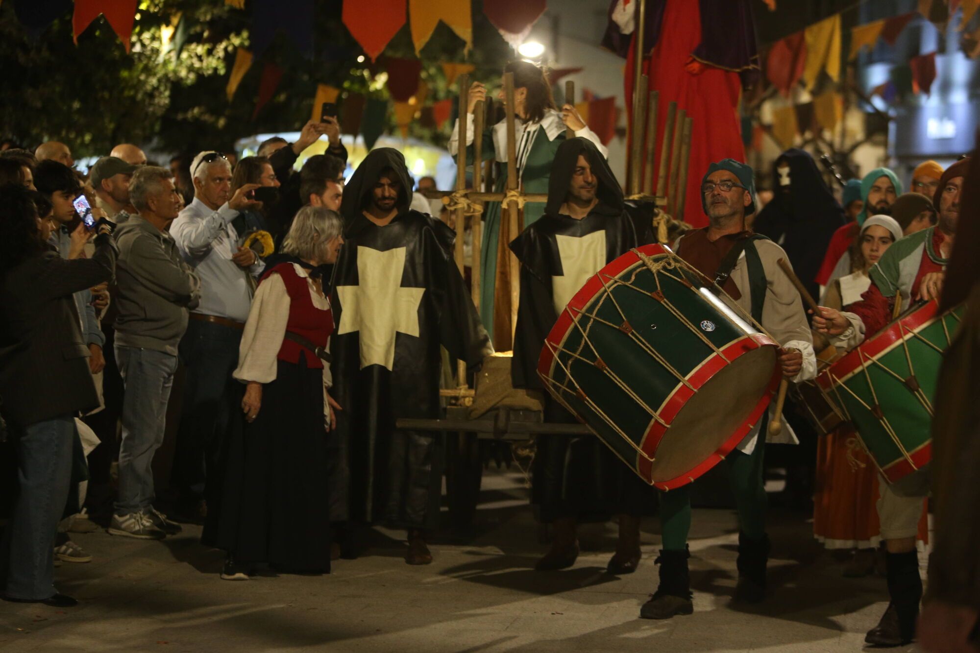 REPRESENTACION TEATRAL DE LA INVASION TURCA DEFENSA DA VILA POR LAS CALLES DE CANGAS
