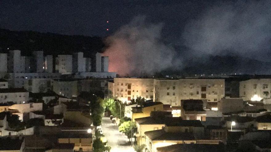 Imagen de la columna de humo que provocó el incendio junto al instituto Téllez.