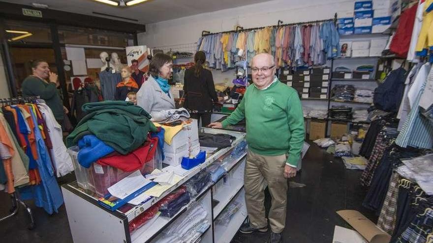 Manuel Peñamaría, en el mostrador del establecimiento El Uniforme.