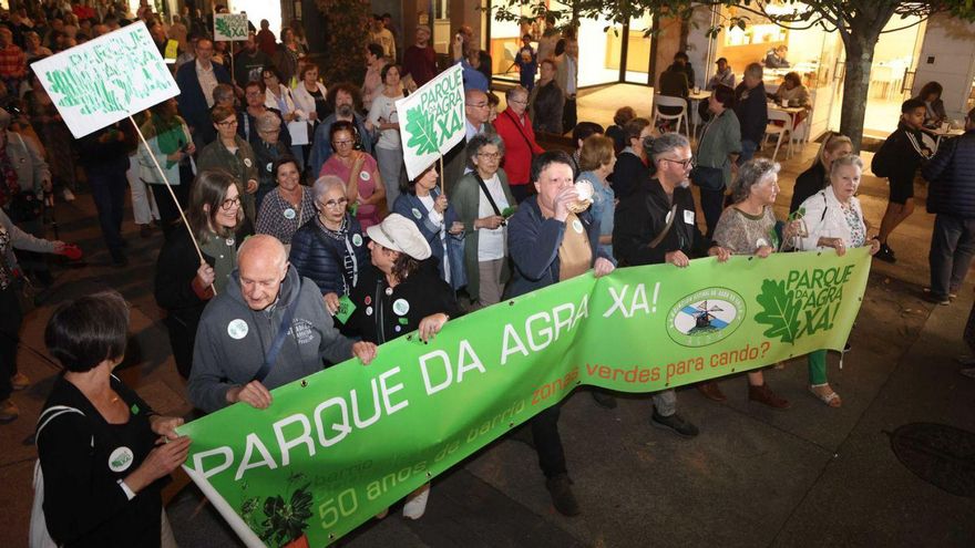 Manifestación vecinal, el pasado noviembre, pedir la apertura del parque del Agra. | Iago López