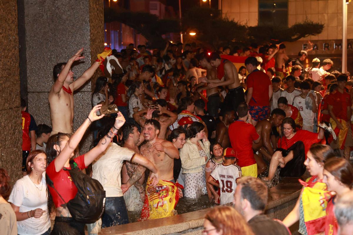 Aficionados de España celebran la victoria en el mundial de fútbol en la Praza de América.