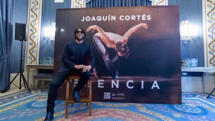 Joaquín Cortés posa delante del cartel de su espectáculo 'Esencia'.