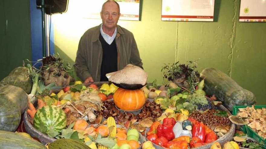 Un horticultor de Trabazos en un puesto de productos de la tierra.