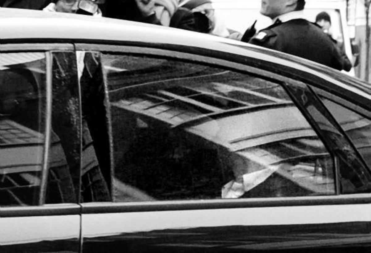 Assange, en el interior del coche en el que llegó a la sede del tribunal londinense.