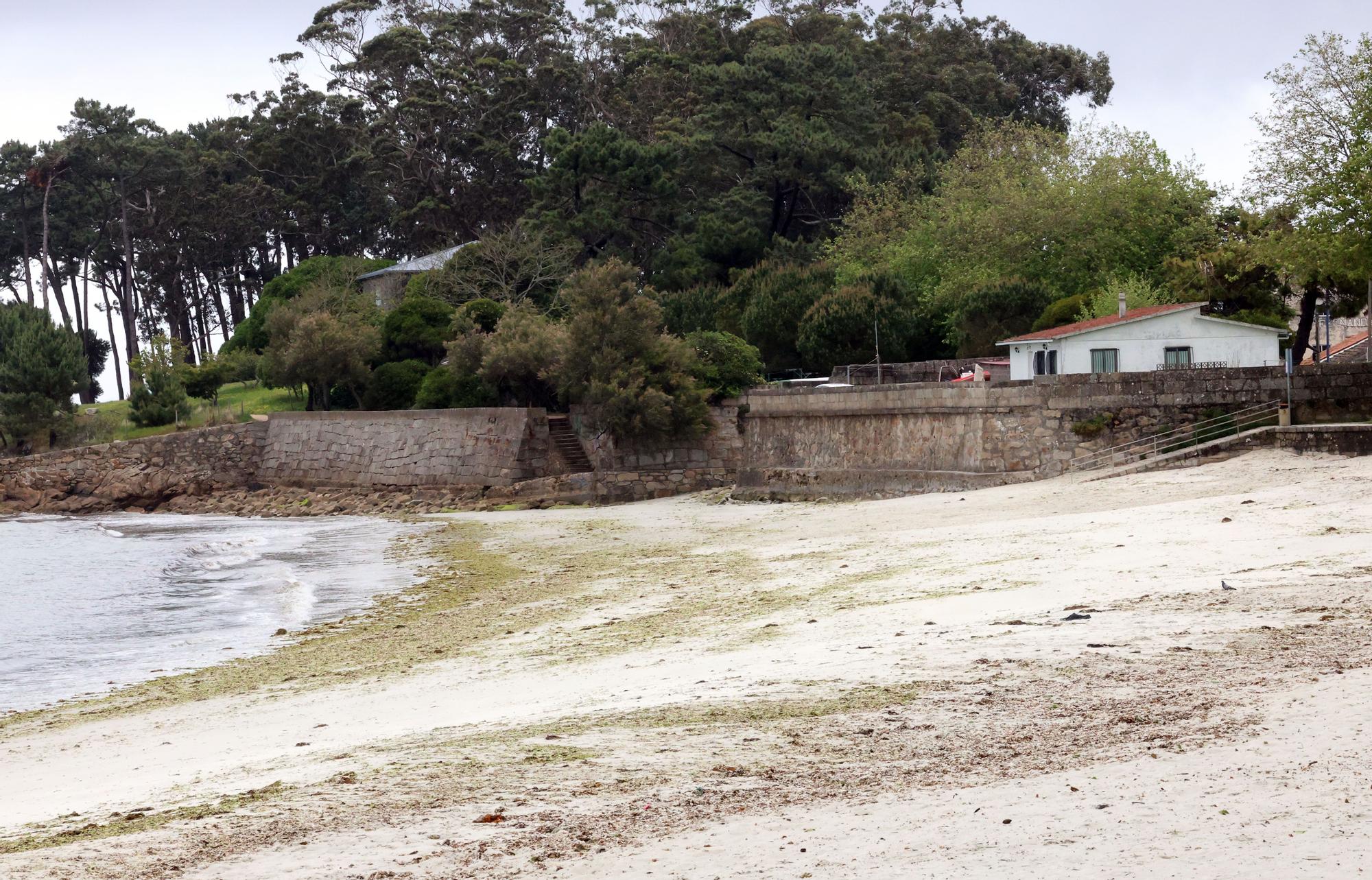Estado actual de la playa, con el muro a la dcha. y, al fondo, el club de remo.