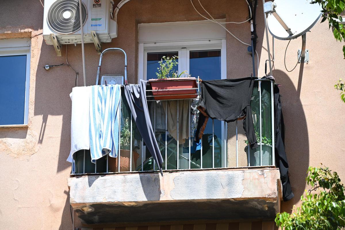 Ropa tendida sobre los balcones en el barrio de Carrús