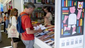 Varias personas en la Feria del Libro de Madrid, en el Parque del Retiro.