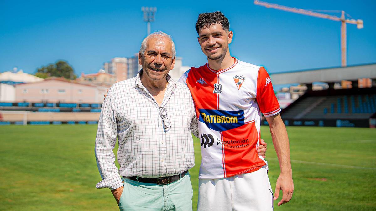 Pedro González, de arlequinado, junto a Manuel Abalo en A Lomba.