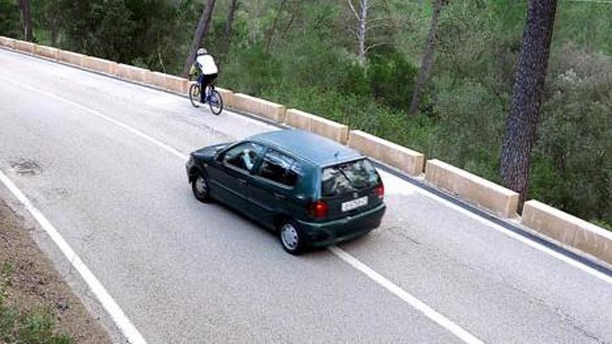 Hoch gefährlich: Ein Radfahrer zwängt sich an die scharfkantigen Betonblöcke, ein Auto muss auf die Gegenfahrbahn ausweichen