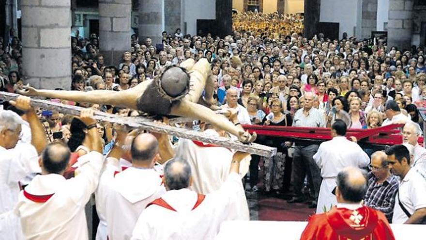 Baño de besos en la cruz del Santo Cristo