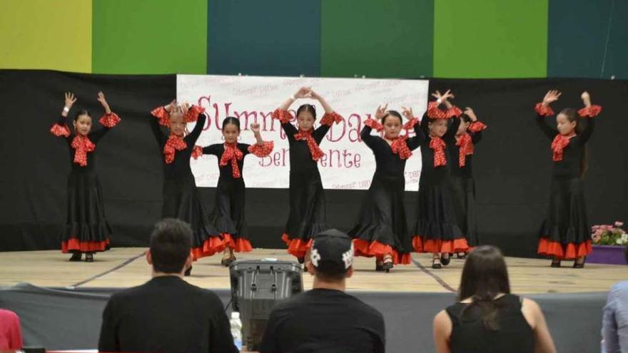 Un grupo de niñas vestidas de flamenco actuando frente al jurado, ayer por la mañana en el certamen musical.