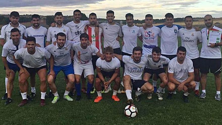 La plantilla de La Bovedana posa al inicio del primer entrenamiento de la temporada.