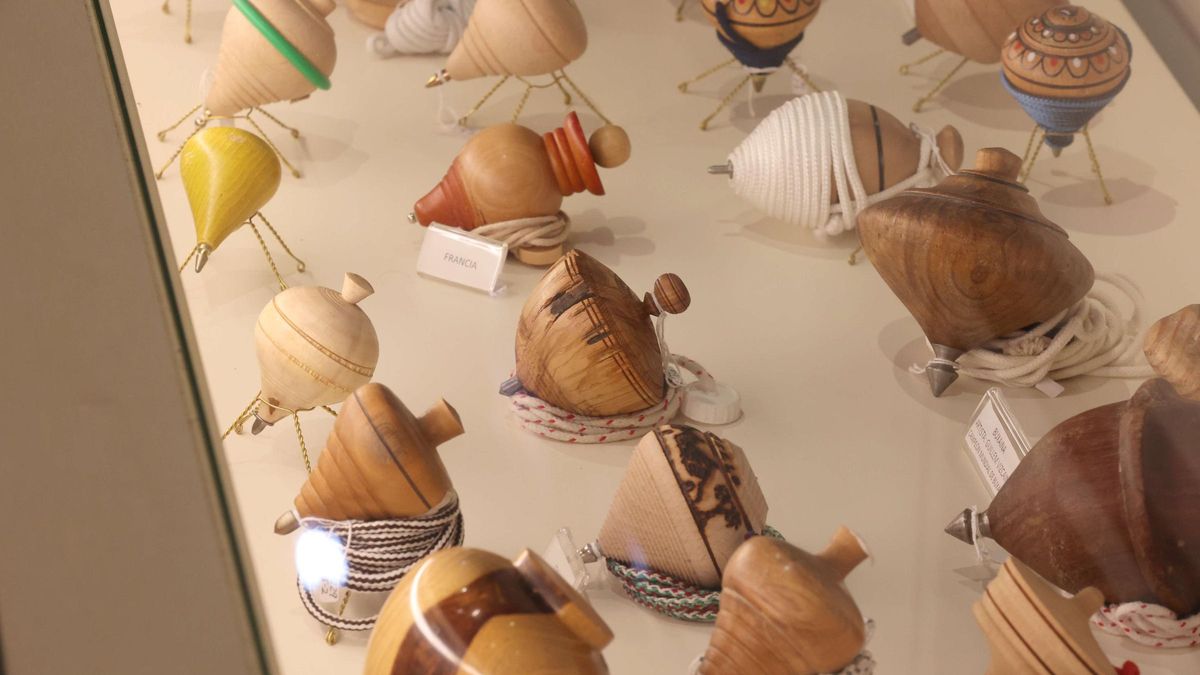 La exposición 'A melodía das buxainas' reúne hasta 400 peonzas de todo el mundo