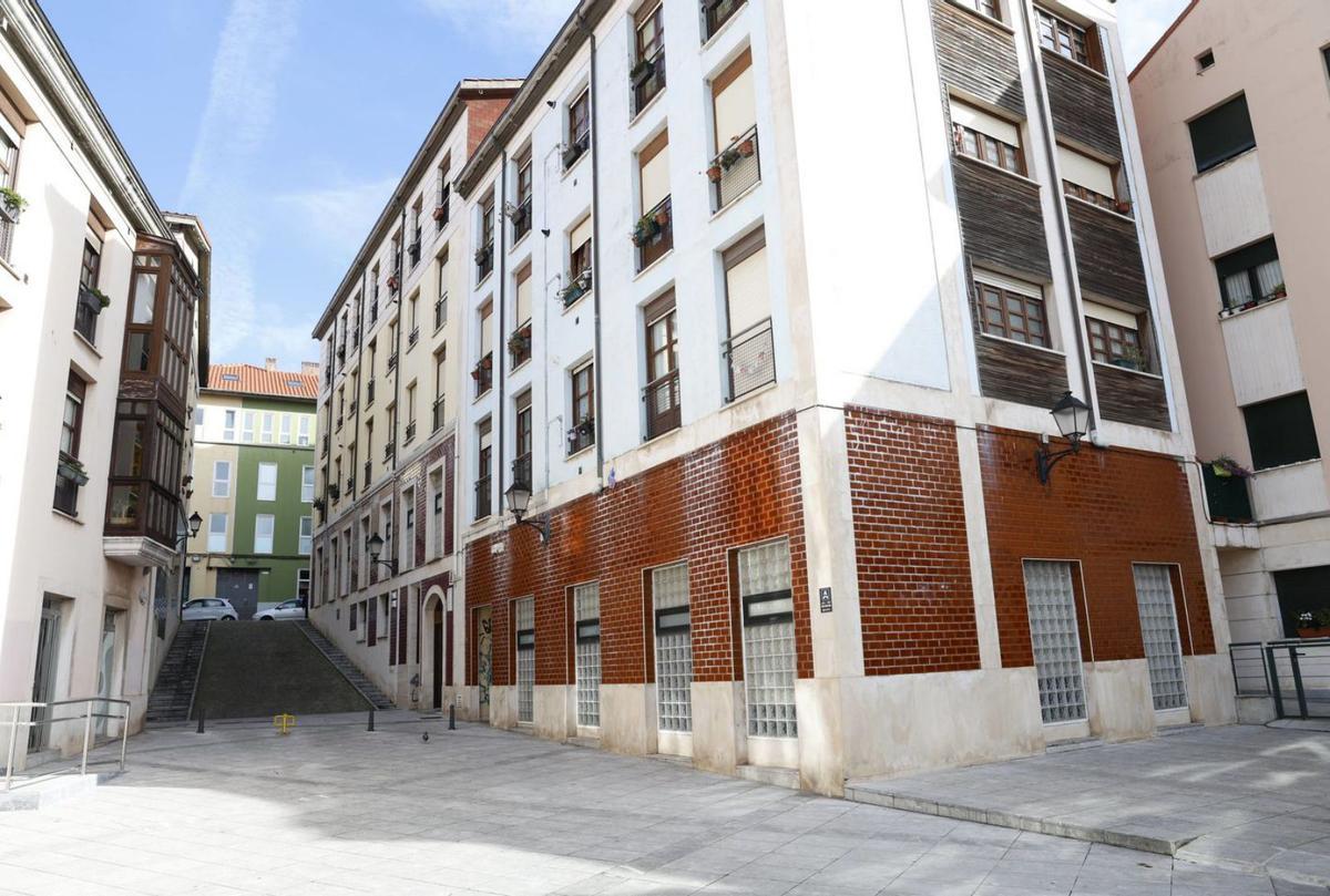 Local municipal en el entorno de la plaza de la Soledad donde se creará un centro para mayores.  | ÁNGEL GONZÁLEZ