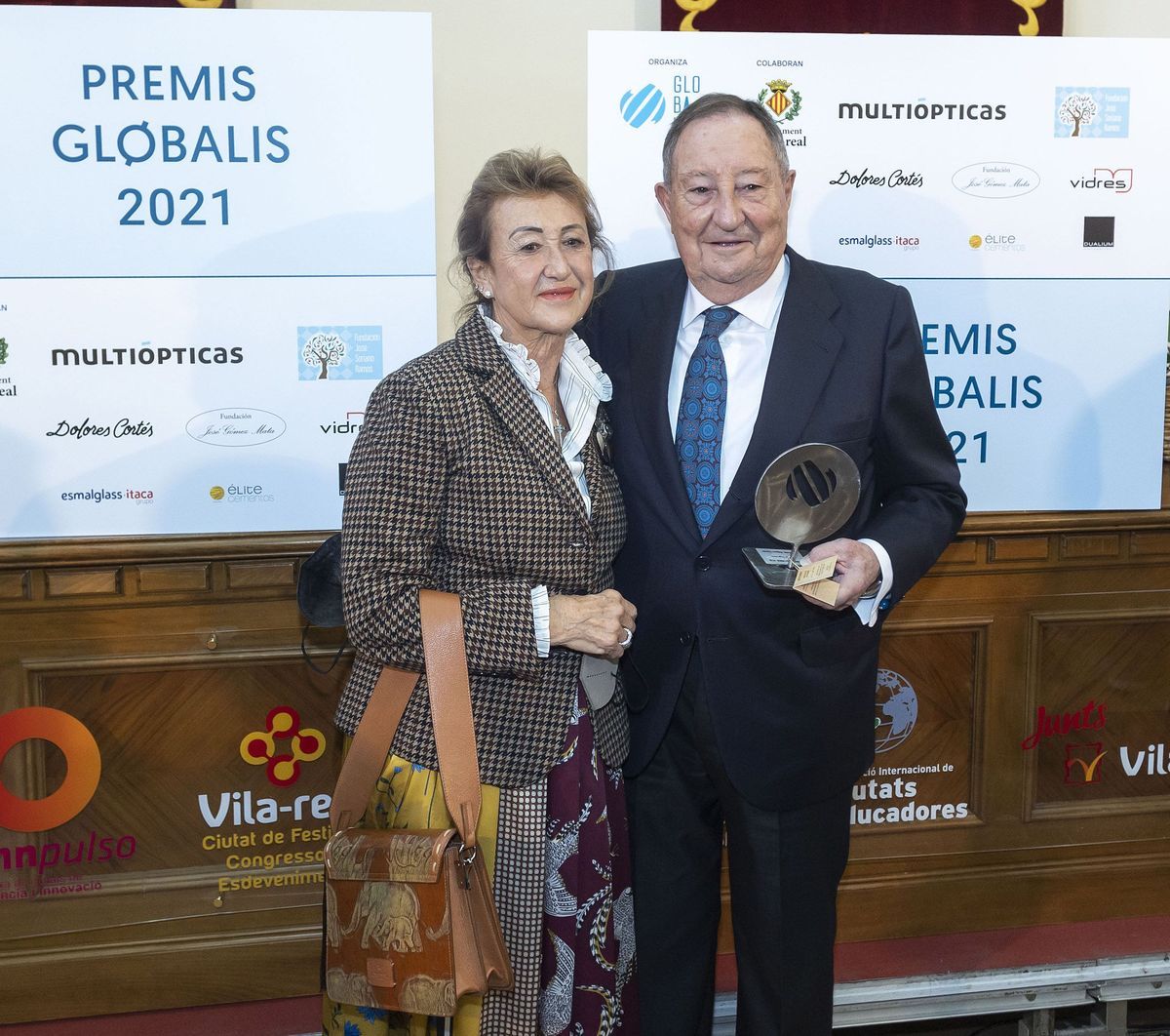 Pablo Baigorri posa con el premio a la trayectorias empresarial de la Fundación Globalis junto a su esposa Chelo.