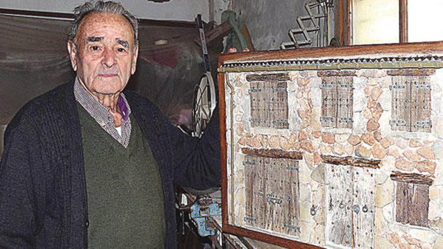 Jaume Homar, con una de sus creaciones de piedra.