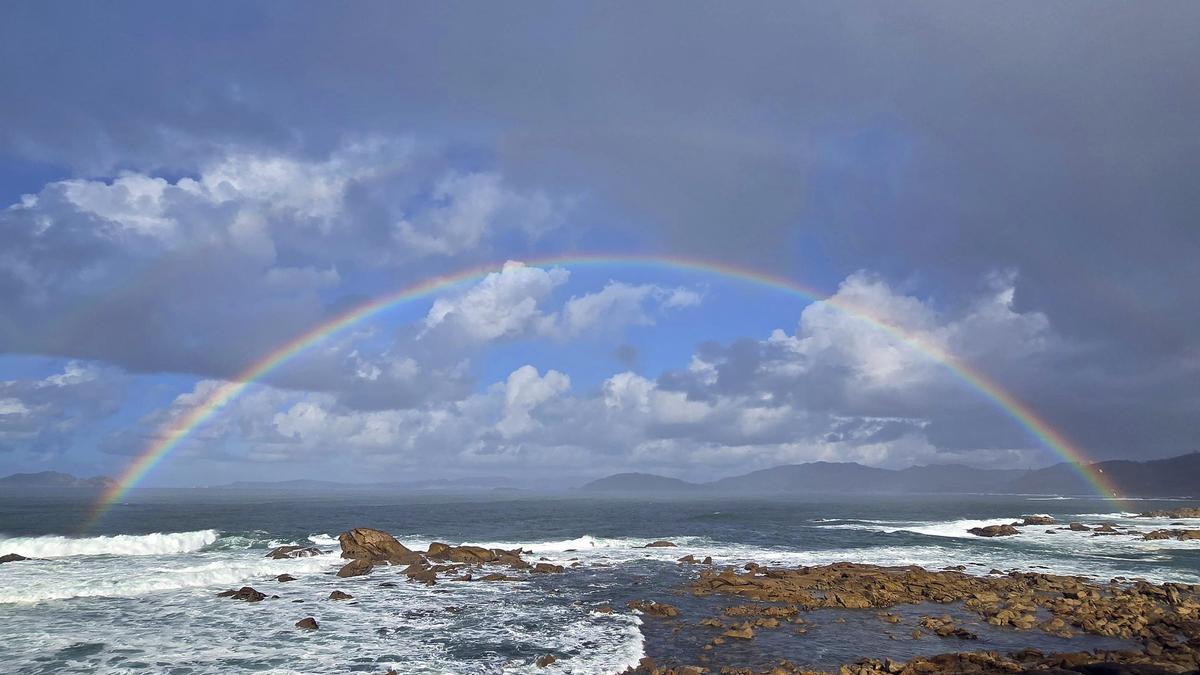 Doble arcoíris (arco iris) entre borrascas en la Ría de Vigo
